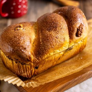 Cozonac traditional cu nuca, cacao si stafide